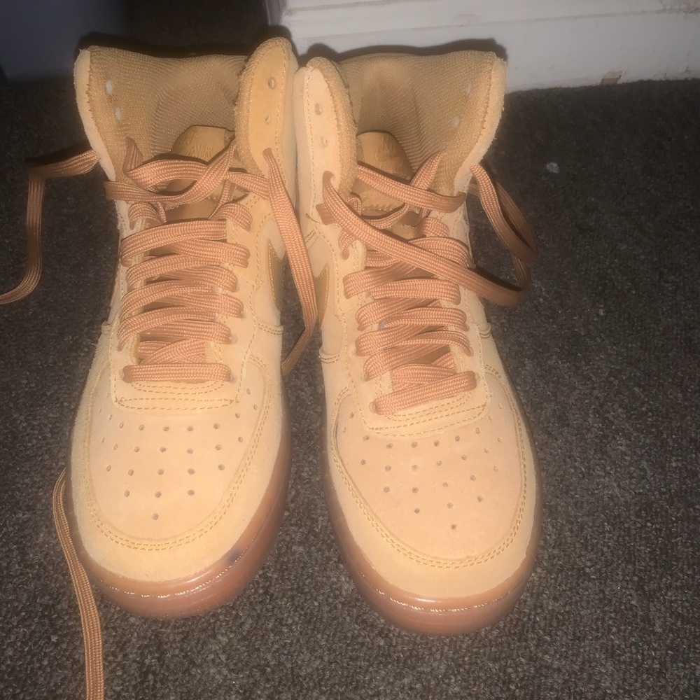 Nike dessert tan color new